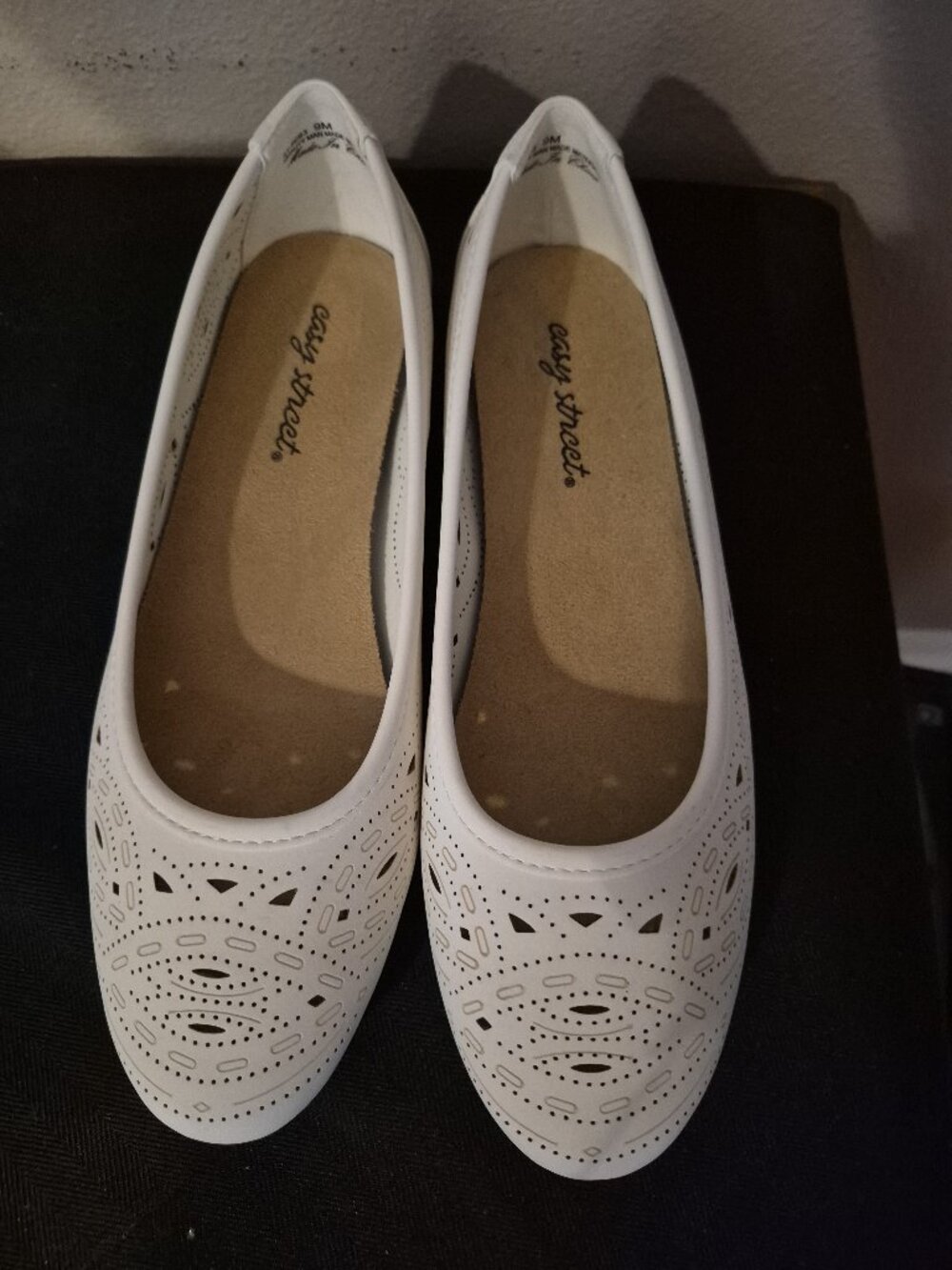 Easy Street White Flats Size 9M